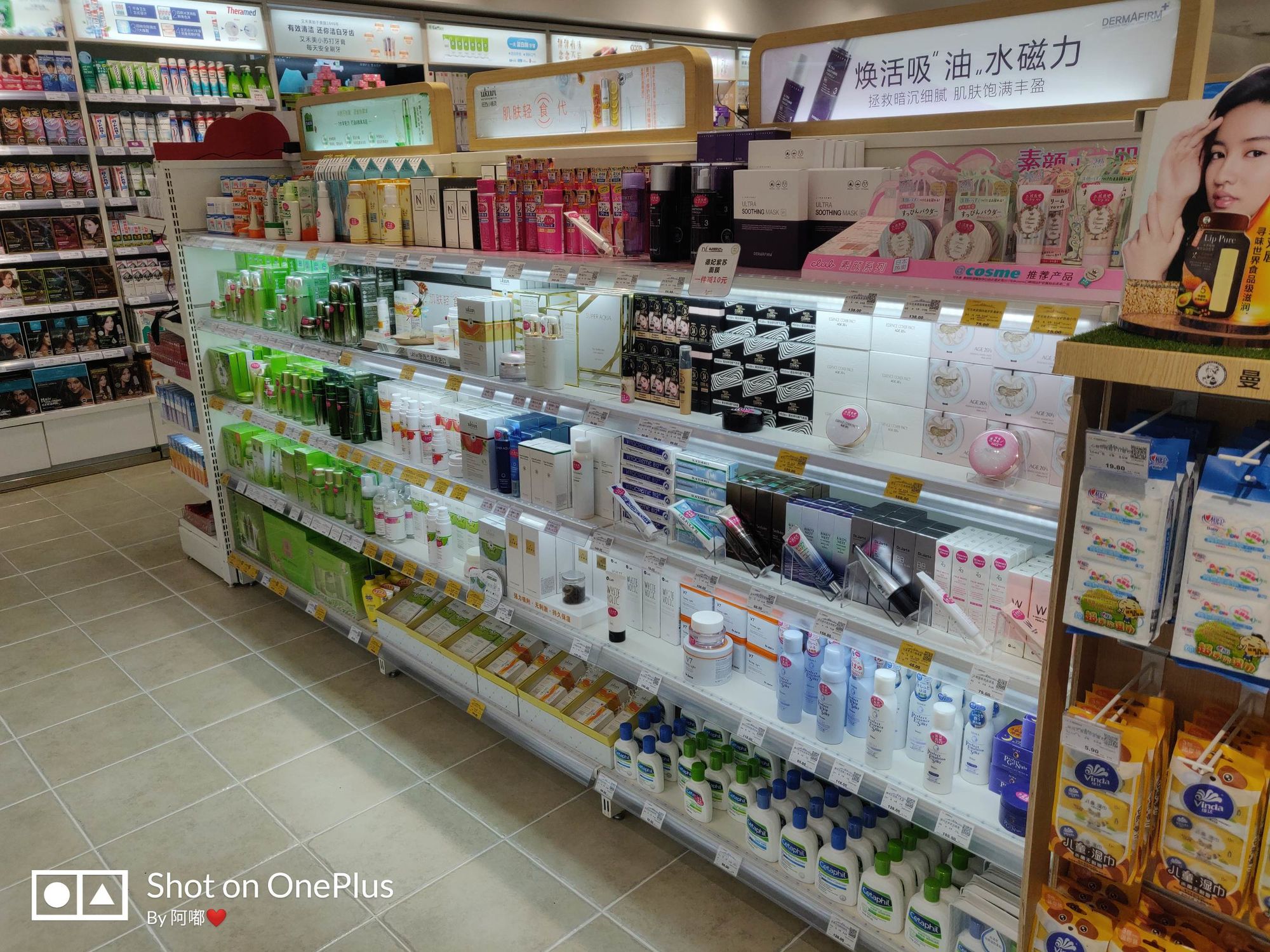 化妝品柜臺(tái)陳列設(shè)計(jì)藝術(shù) 提升零售體驗(yàn)與銷(xiāo)量的小喬風(fēng)格技巧
